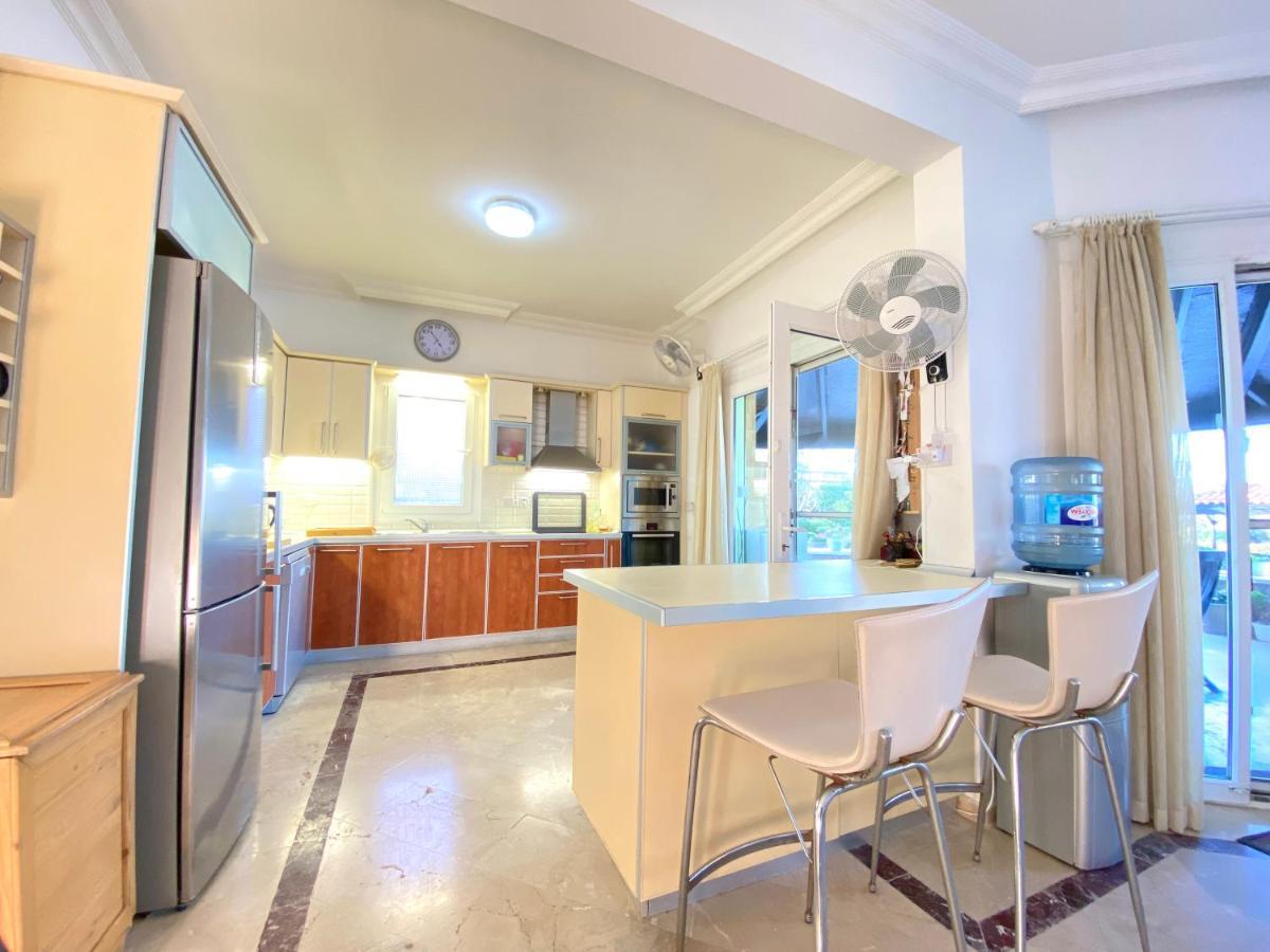 4 Bedroom Deluxe With Mountain And Sea View Вилла Кирения
