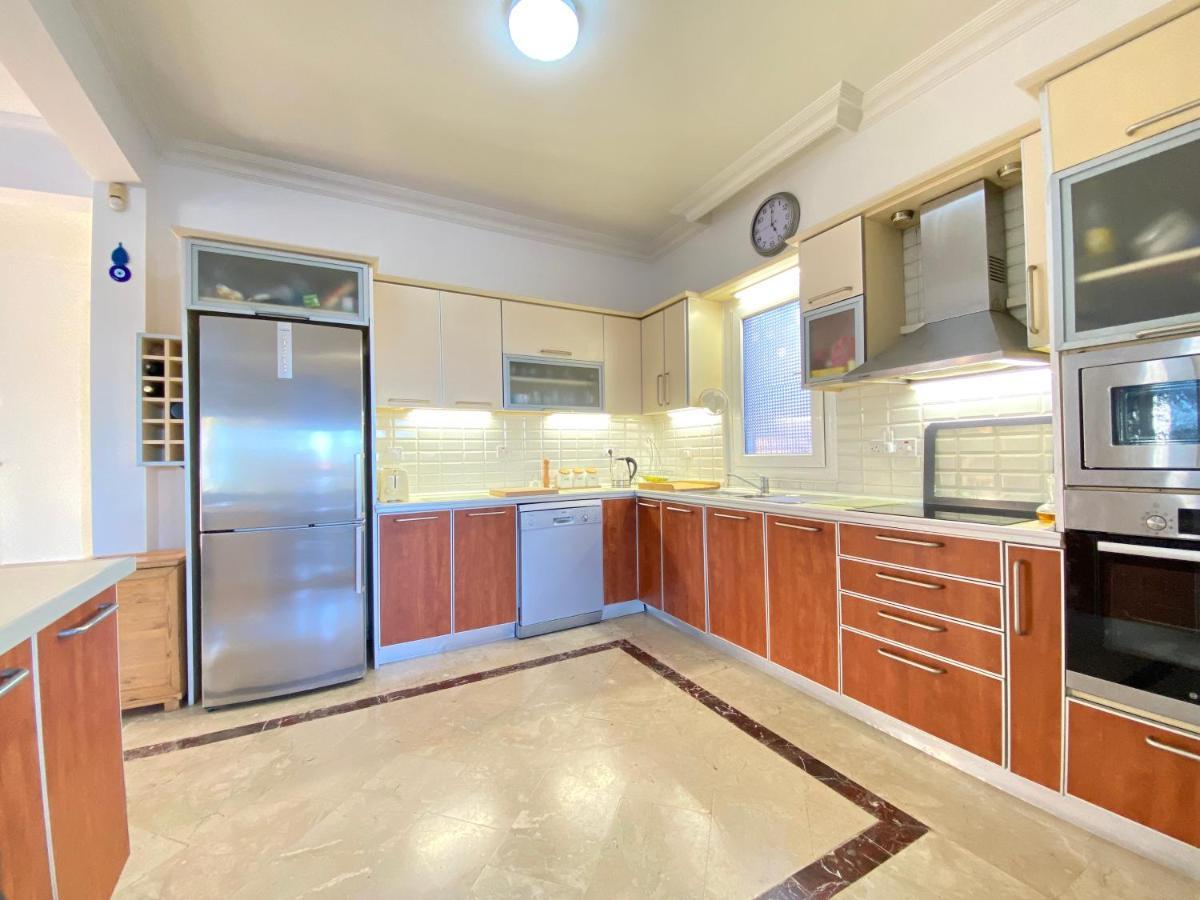 4 Bedroom Deluxe With Mountain And Sea View Вилла Кирения